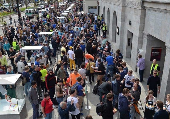 Apple-Fans und Kunden warten auf die Öffnung des Apple Stores am Ku'damm in Berlin.