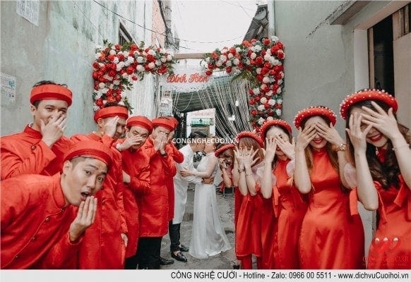 Cô dâu chú rể cùng chụp ảnh với đội bưng quả