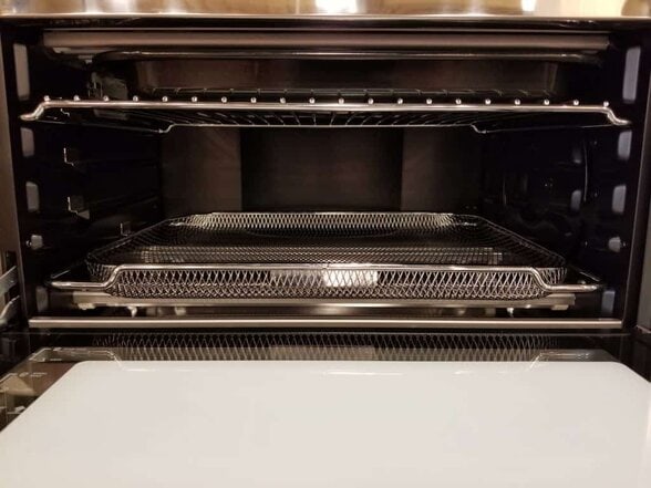 image of the Breville Smart Oven Air nterior