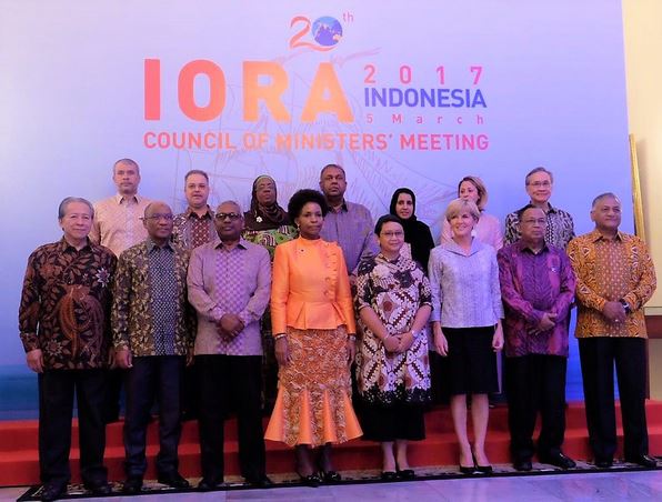 Indonesian Foreign Affairs Minister pose with ministers and heads of delegations of IORA Member Countries at the Welcoming Dinner held at Pancasila Building, Ministry of Foreign Affairs, Jakarta, Sunday (5/3. (Photo by: Dit Infomed Kemlu)