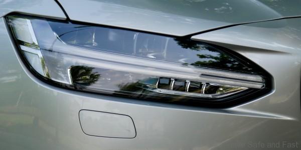 Volvo S90 T5 Momentum headlights