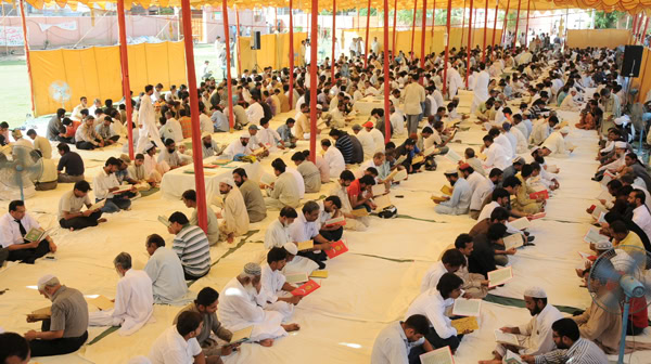 People reading Quran in Quran Khwani