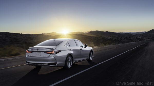 2022 Lexus ES in motion rear