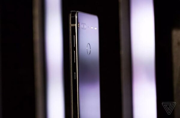 Смартфон от "отца" Android: вышел первый обзор Essential Phone (смартфон, отец, android, первый, обзор) Смартфон от "отца" Android: вышел первый обзор Essential Phone