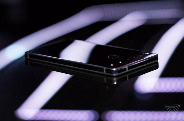 Смартфон от "отца" Android: вышел первый обзор Essential Phone (смартфон, отец, android, первый, обзор) Смартфон от "отца" Android: вышел первый обзор Essential Phone
