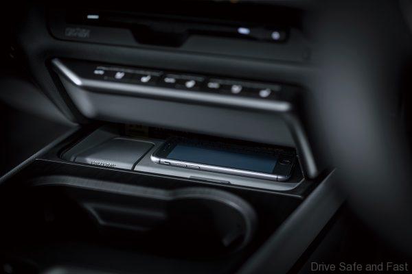 Lexus UX 200 SUV_2020 Model wireless phone charging