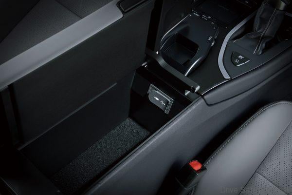 Lexus UX 200 SUV_2020 Model front seats power outlet