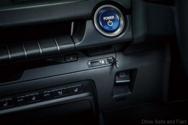 Lexus UX 200 SUV_2020 Model smart card insert