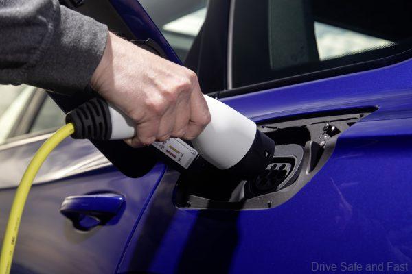 Volkswagen Touareg R PHEV_charging