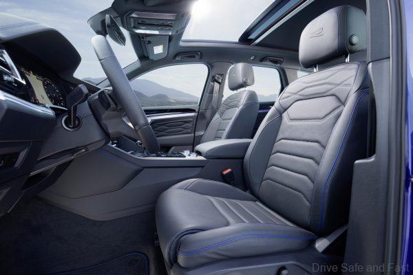 Volkswagen Touareg R PHEV_front seats