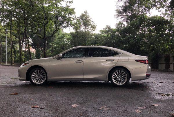 We Test Drive The 19 Lexus Es 250