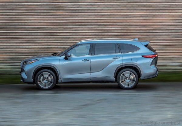 Toyota Highlander Hybrid 2021_moving shot