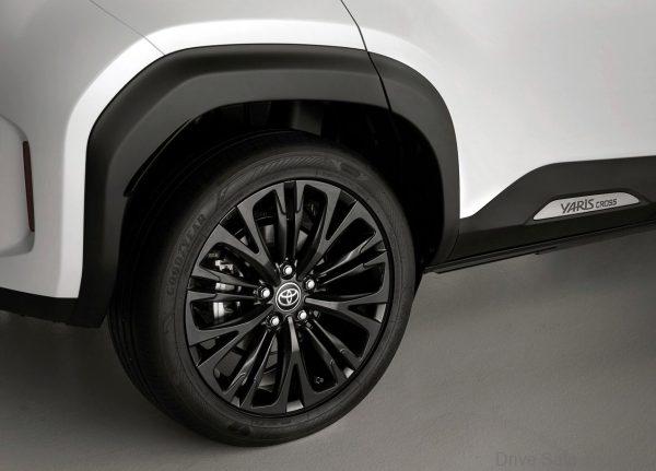 White Toyota Yaris Cross Adventure rims