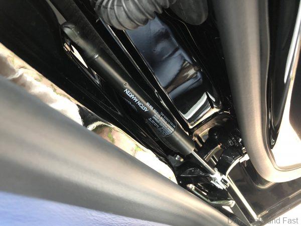 Aston Martin DBX_tailgate arm