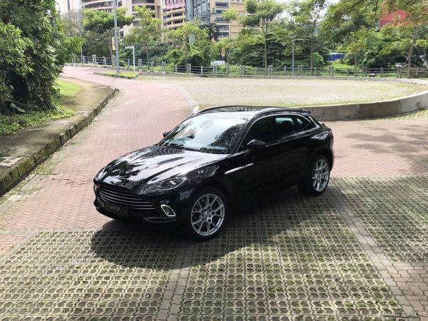Aston Martin DBX_front