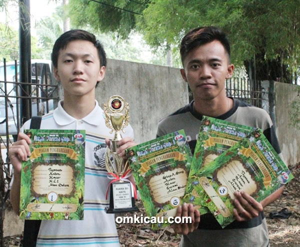 Anton (kiri) sukses bersama kacer Pegasus dan Sing A Song