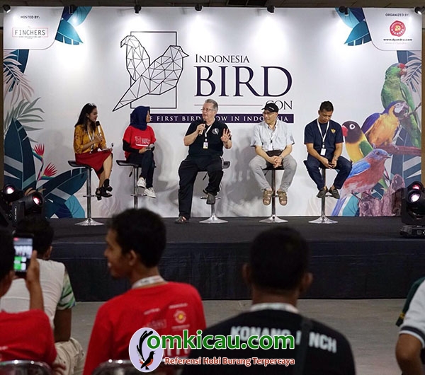 Keseruan di sesi talkshow bersama Bill Salomon, Bob Wilson dan Sofyan Juandy (Panglima Radjawali Indonesia) Indonesia Bird Con 2019