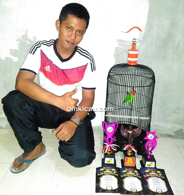 Om Moxer dan lovebird Felisha