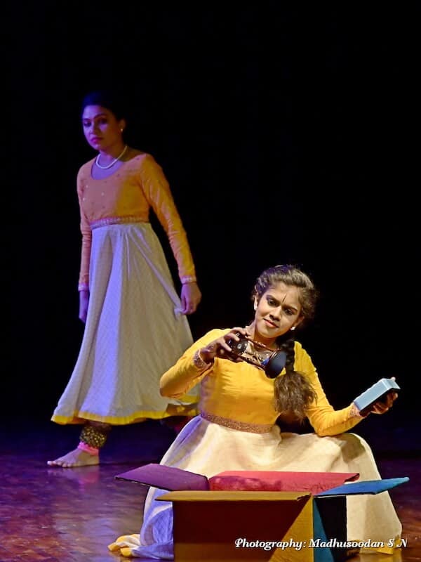 Thumri, Harini's story: 'In this world of speed and hurry, I am in search of my own space, my own world, my dreams.' From left to right - Shweta Bijoor and Harnishri BT. KEA Prabhath Rangamandira Auditorium, Bangalore, February 23, 2019. Image Credit: Madhussodhan SN.