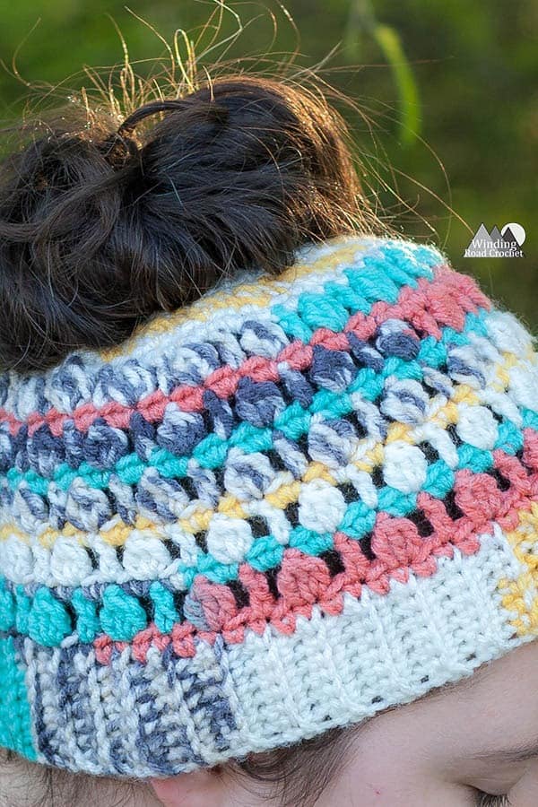 Crochet the Sedona messy Bun Beanie with this quick and easy crochet pattern. This pattern is for advanced beginners and works up very quickly. This Top knot beanie is perfect for Spring and Fall. #crochetbunbeanie #bunbeanie #crochethat