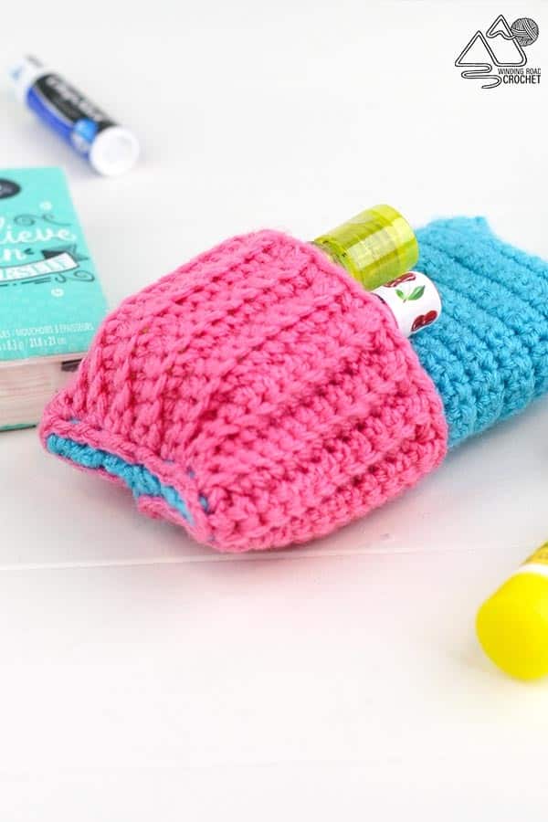 Make a quick and easy crochet tissue pouch with pocket. This free pattern for beginners make a perfect pouch for purses, bags, backpacks and more. #crochetpouch #crochetpattern