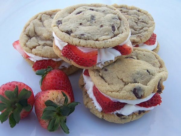 mommysmenu_cookiesandwiches Strawberry Cheesecake Chocolate Chip Cookie Sandwiches