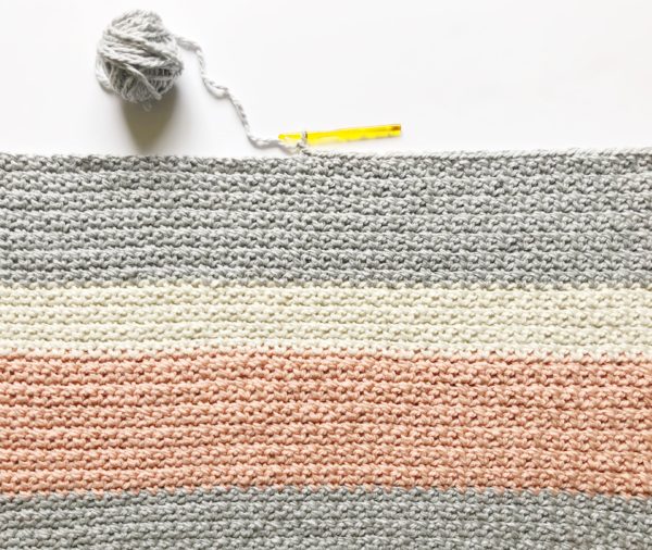 Couverture de point de maille moderne au crochet