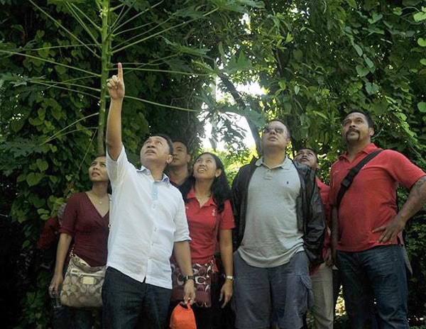 Menteri Kehutanan Zulkifli Hasan (kiri) dan pengurus Indonesia Olympic Association (IOA), termasuk Yayuk Basuki (kedua kiri), berkunjung ke Pulau Rambut . (Foto: Antara/Zabur Karuru)