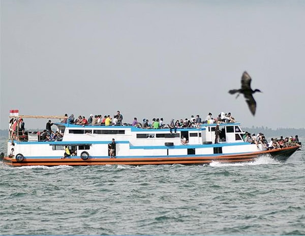 Kapal angkutan antarpulau melintas di perairan Pulau Rambut, Kepulauan Seribu. Kapal ini merupakan sarana transportasi massal antarpulau di Kepulauan Seribu. (foto:Antara/Zabur Karuru)