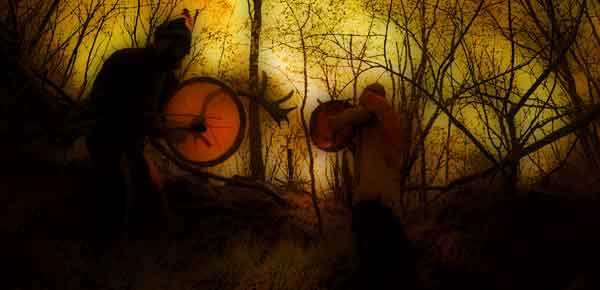 Schamanismus und Heilung - zwei Schamanen beim trommeln im Wald