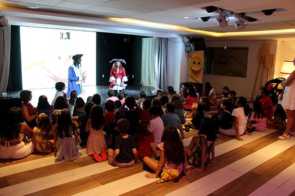 Meninas curtindo os shows do Club Med Lake Paradise