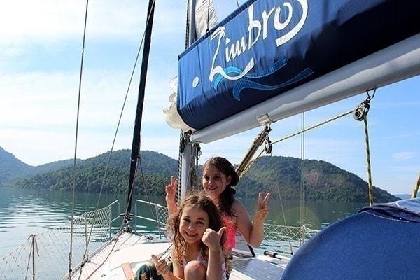 Vitoria e Giovana no Veleiro