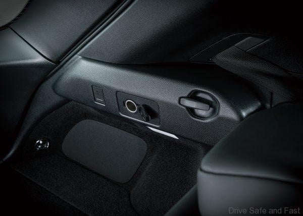 Lexus UX 200 SUV_2020 Model front power outlet
