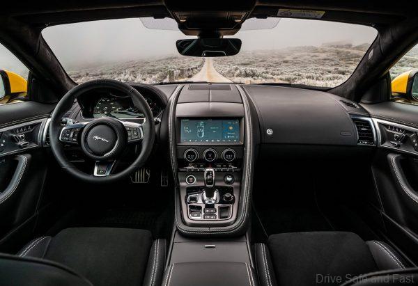 Jaguar F-TYPE 2021_cockpit