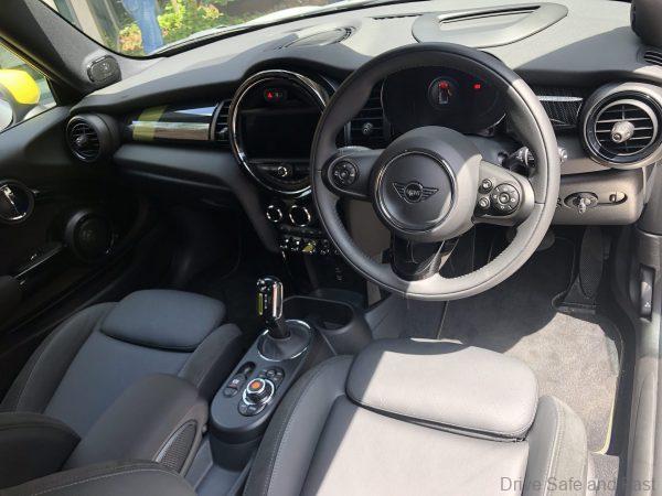 MINI Cooper SE cabin