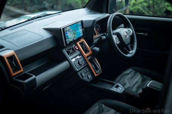 Daihatsu Taft Crossover front seats