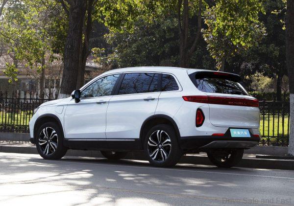 Skywell ET5 side view