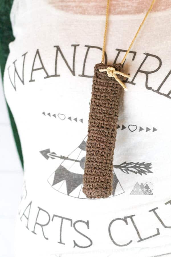 Free crochet pattern for a hook pouch necklace that can be worked up quick and easy. This is great project for beginners and make a beautiful bohemian inspired pouch necklace that is perfect for keeping your crochet hooks safe. #crochetpattern #crochetnecklace #quickcrochet