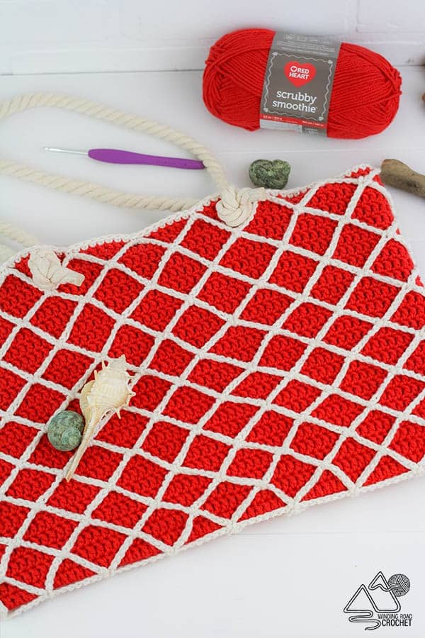 Nautical crochet beach bag. Free pattern by Winding Road Crochet. #crochetbeachbag #nauticalbag #crochettote # crochetpattern