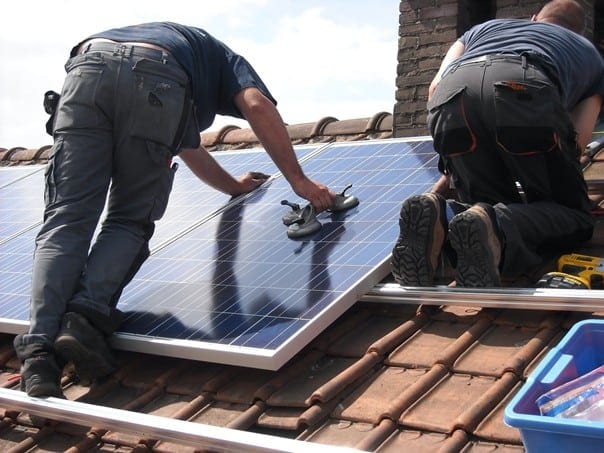 Energiegesetz für den Kanton Glarus 2 Das Energiegesetz fördert die Wirtschaft durch Sanierungsaufträge für das Gewerbe.