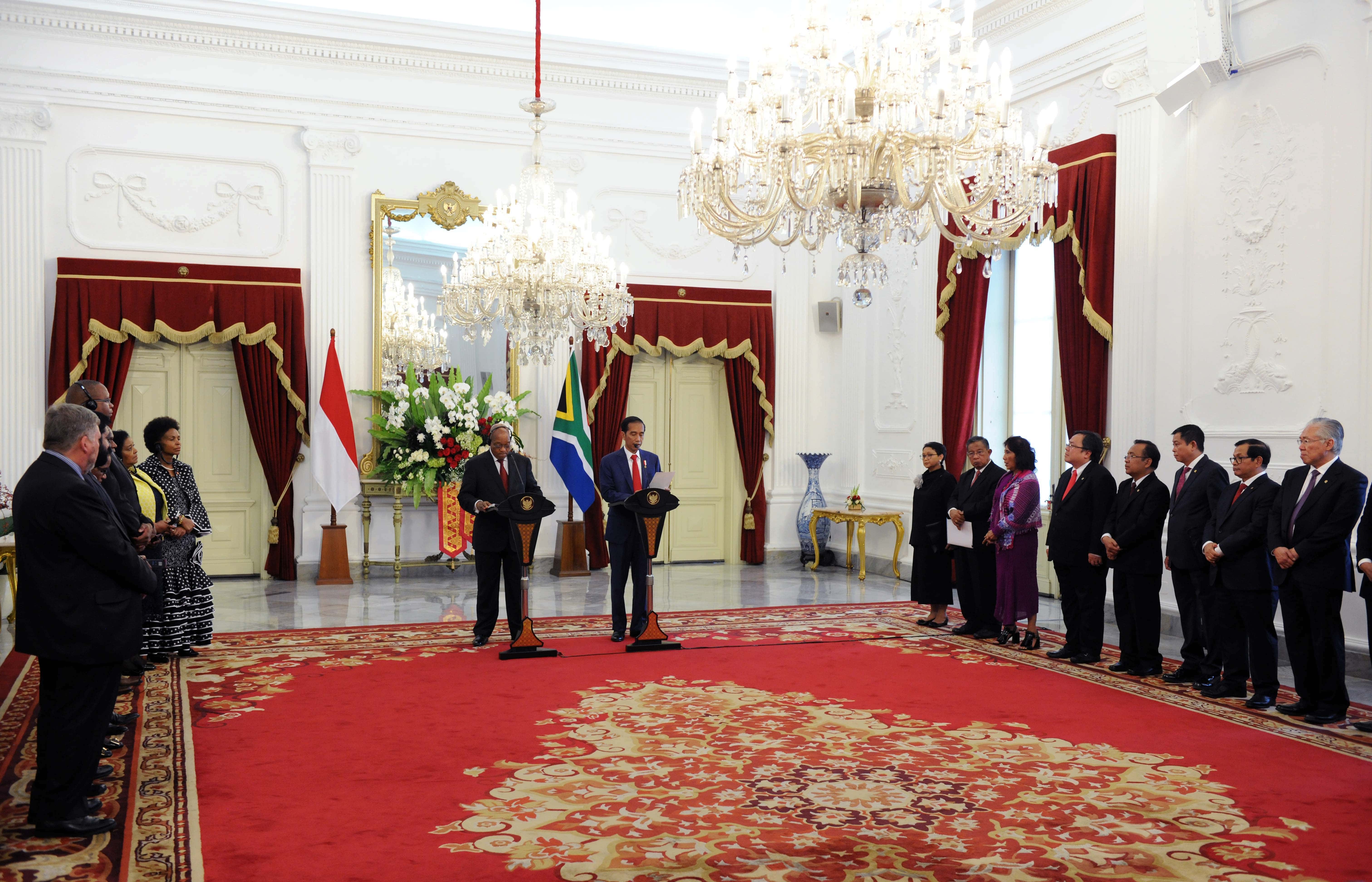 President Jokowi and President Jacob Zuma deliver a joint press statement after a bilateral meeting at the Merdeka Palace, Jakarta, Wednesday (8/3) (Photo: PR/Jay)