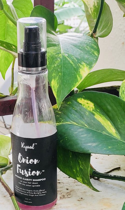 Ryaal Onion Shampoo is packaged in a transparent bottle. It is a sulfate-free, silicone-free shampoo which claims to control hair thinning and hair breakage.