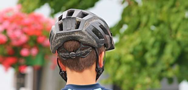 Rear view of the fastening device on the back of a bike helmet