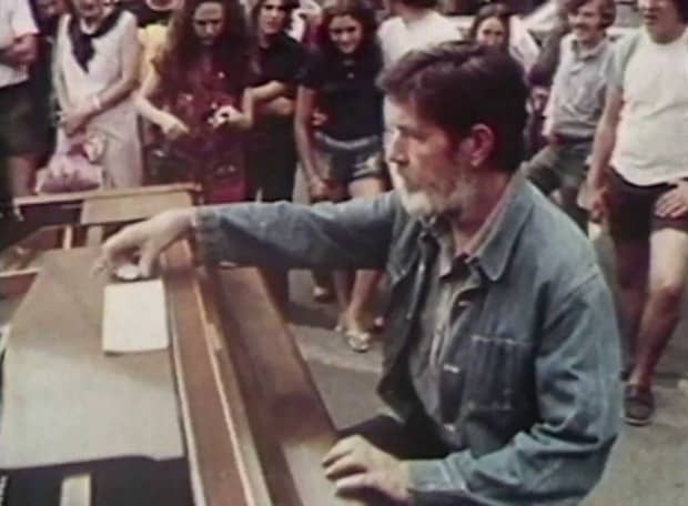 John Cage Performs His Avant-Garde Piano Piece 4’33” … in 1’22” (Harvard Square, 1973) - @Open Culture #johncage 1 John Cage Performs His Avant-Garde Piano Piece 4’33” … in 1’22” (Harvard Square, 1973) - @Open Culture #johncage Artes & contextos john cage performs his avant
