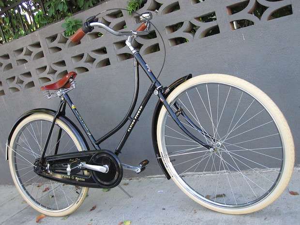 Typical cruiser bike with big thick tires.