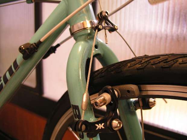 Cantilever braking system on the front wheel of a bike