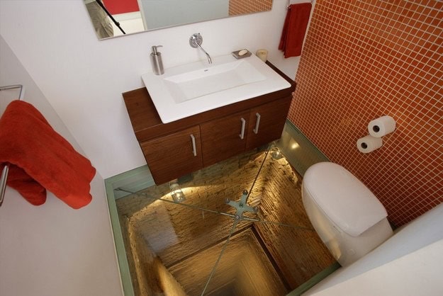 Toilette in Fahrstuhlschacht