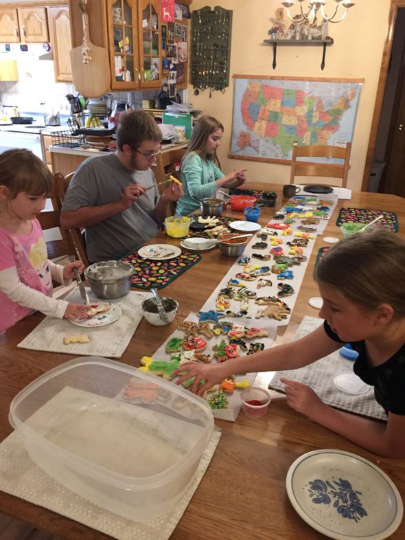 kids decorating Christmas cookies