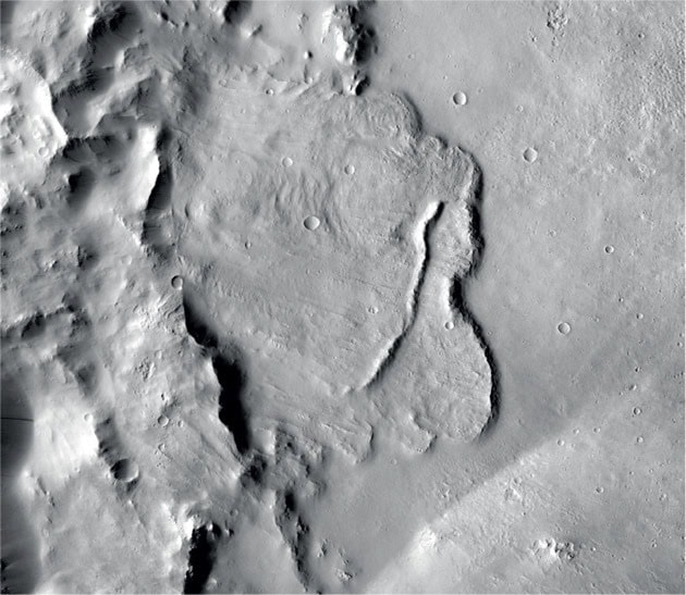 Blick auf den Grund eines tiefen Marskraters mit Anzeichen einstigen Wassers. Copyright NASA/JPL-Caltech/MSSS