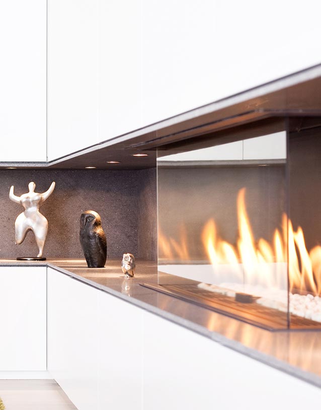 Einbauschrank im Wohnzimmer mit Gaskamin